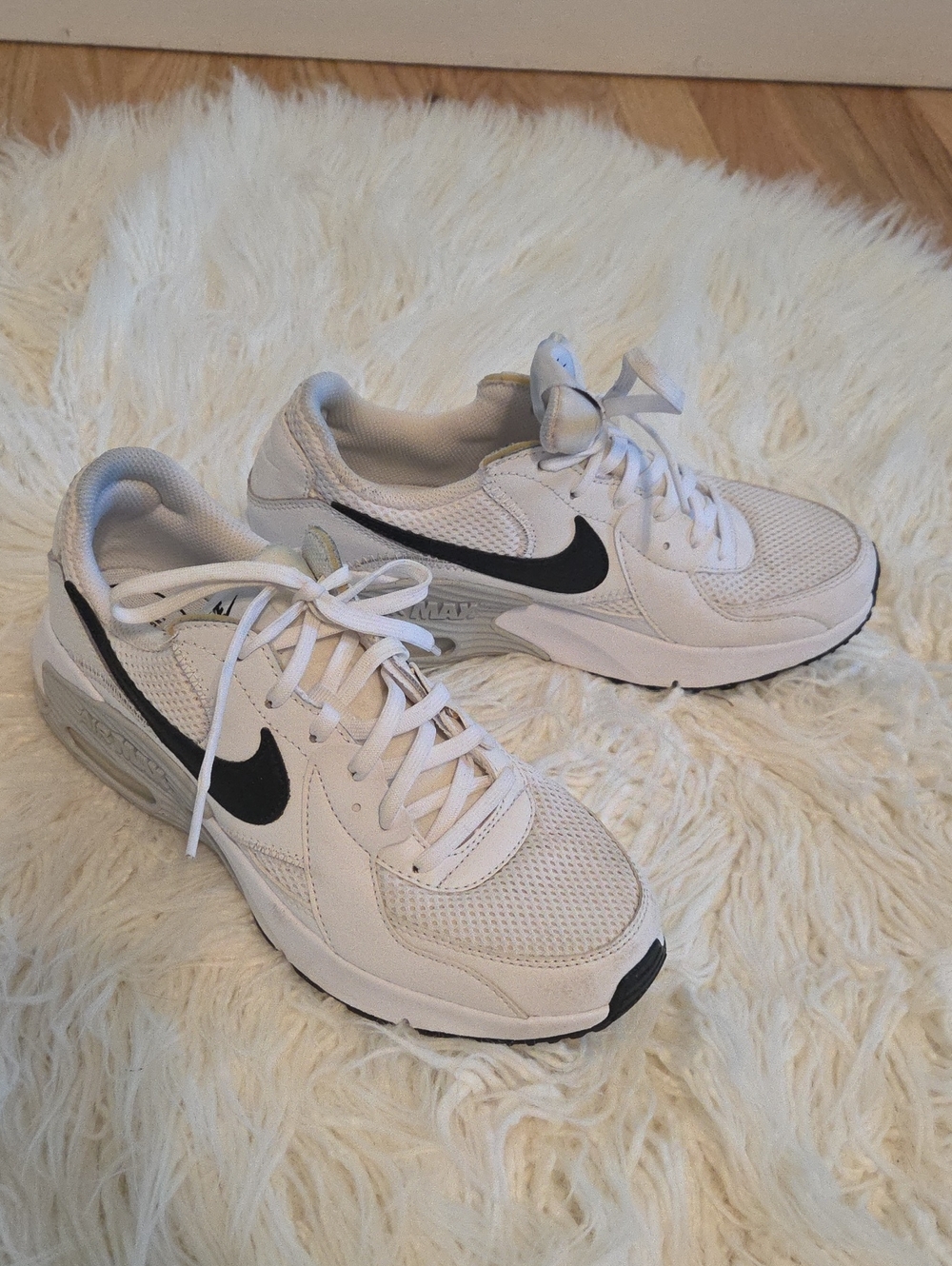 Nike Women’s White Sneakers with Black Swoosh Sz 8